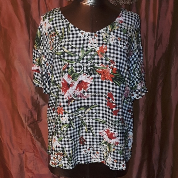 ** Signature Studio Ruffle Sleeve Top Keyhole Back - Picture 2 of 8